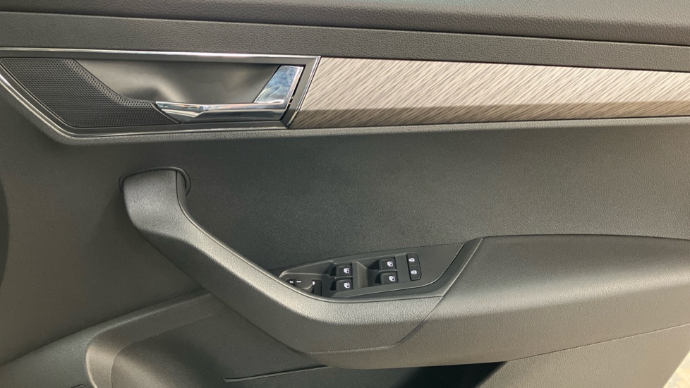 Skoda Karoq 1.5 TSI SE L 5dr DSG Petrol Estate - Image 41