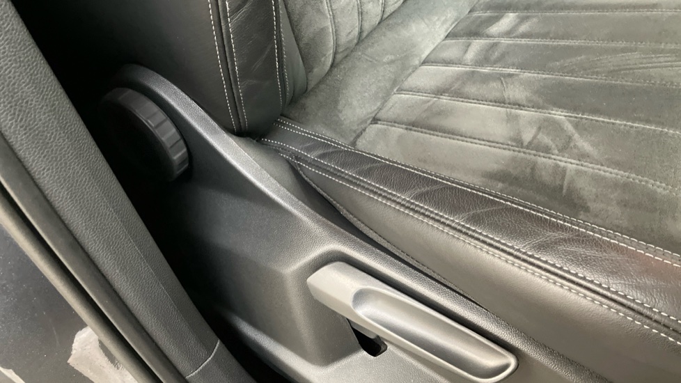 Skoda Karoq 1.5 TSI SE L 5dr DSG Petrol Estate - Image 42