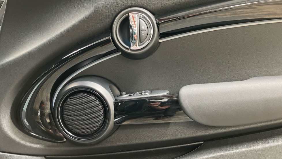 MINI Hatchback 135kW Cooper S Multitone Edition 33kWh 3dr Auto Electric Hatchback - Image 20