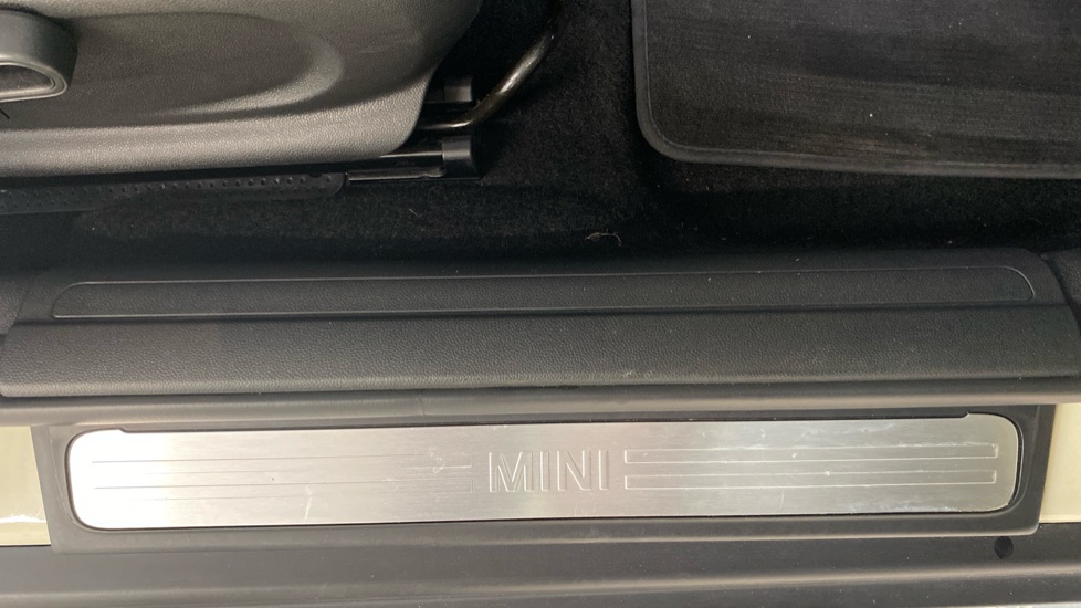 MINI Clubman 1.5 Cooper Classic 6dr Auto [Comfort Pack] Petrol Estate - Image 37