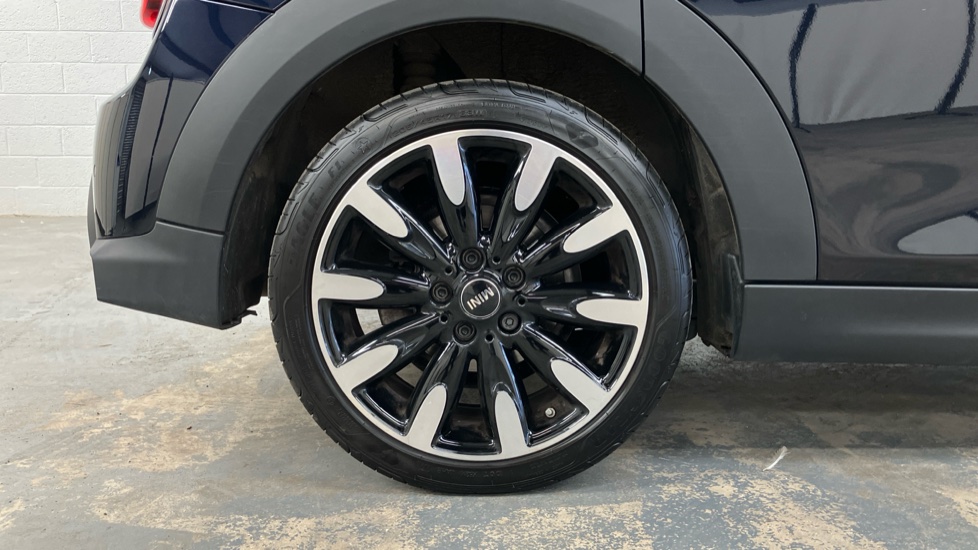 MINI Hatchback 1.5 Cooper Exclusive Premium 5dr Auto Petrol Hatchback - Image 25
