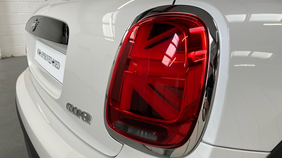 MINI Hatchback 1.5 Cooper Classic 3dr Auto [Comfort/Nav Pack] Petrol Hatchback - Image 22