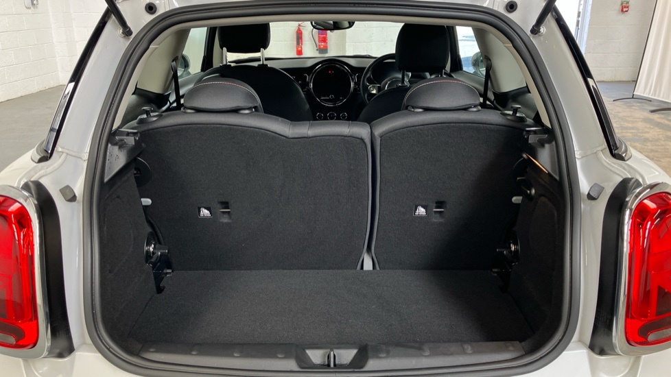 MINI Hatchback 1.5 Cooper Classic 3dr Auto [Comfort/Nav Pack] Petrol Hatchback - Image 24
