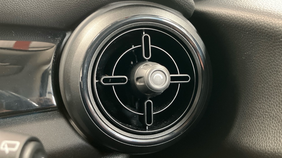MINI Hatchback 1.5 Cooper Classic 3dr Auto [Comfort/Nav Pack] Petrol Hatchback - Image 52
