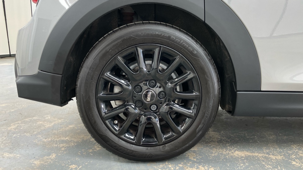MINI Hatchback 1.5 Cooper Classic Premium 5dr Auto Petrol Hatchback - Image 32