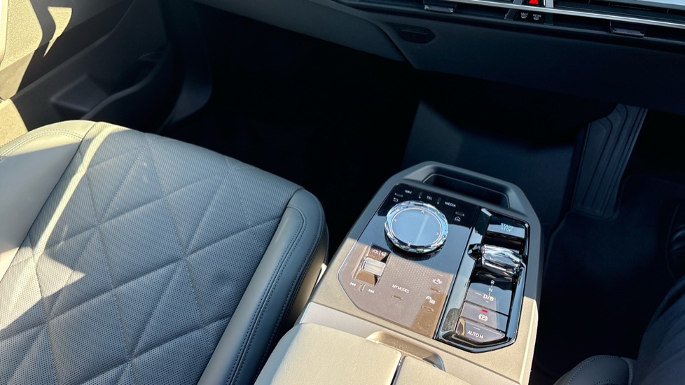 BMW iX 300kW xDrive45 Sport 101kWh 5dr Auto [Skylounge] Electric Estate - Image 10
