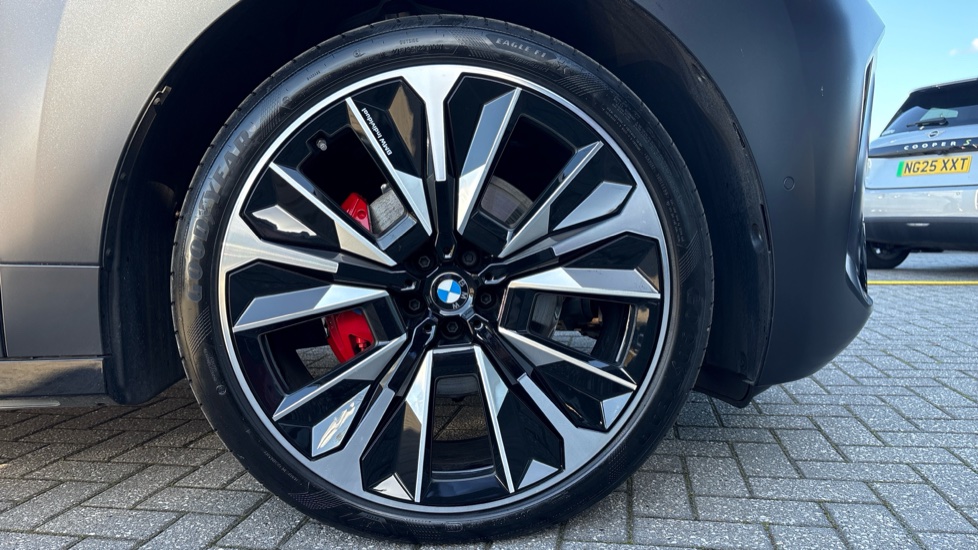 BMW iX 300kW xDrive45 Sport 101kWh 5dr Auto [Skylounge] Electric Estate - Image 14