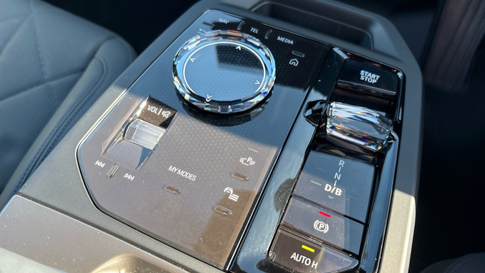 BMW iX 300kW xDrive45 Sport 101kWh 5dr Auto [Skylounge] Electric Estate - Image 19