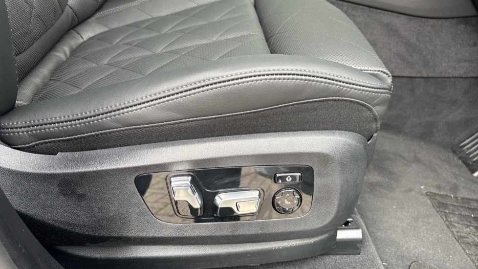 BMW X7 xDrive40i MHT M Sport 5dr Step Auto Petrol Estate - Image 24