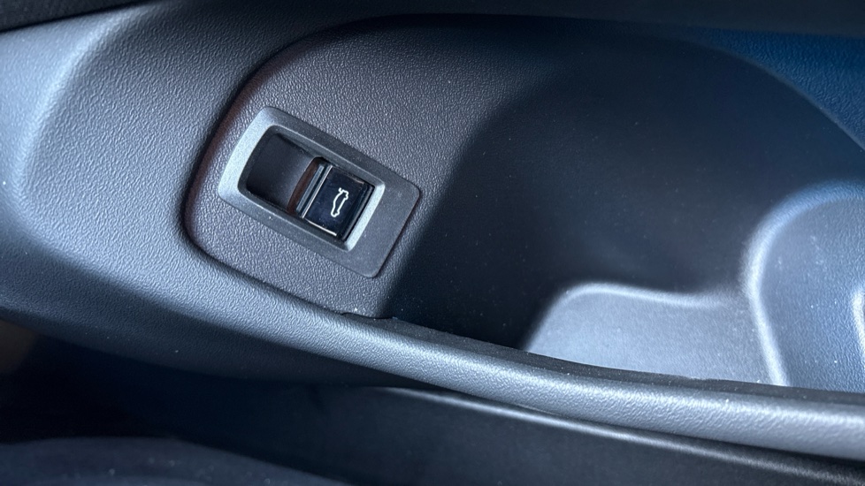 BMW 5 Series 520i M Sport 4dr Auto Petrol Saloon - Image 25