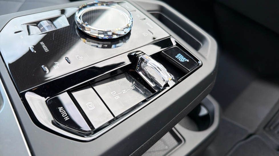 BMW iX 300kW xDrive45 M Sport 101kWh 5dr Auto [Tech] Electric Estate - Image 19
