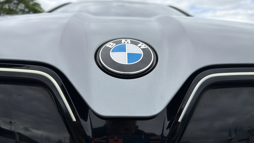 BMW iX 300kW xDrive45 M Sport 101kWh 5dr Auto [Tech] Electric Estate - Image 25