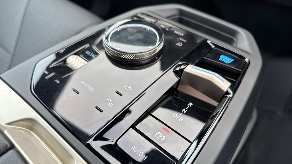 BMW iX 240kW xDrive40 M Sport Edition 76.6kWh 5dr Auto Electric Estate - Image 19