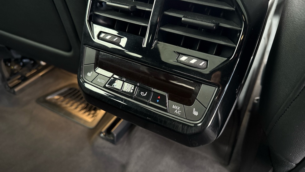 BMW iX 240kW xDrive40 M Sport Edition 76.6kWh 5dr Auto Electric Estate - Image 32