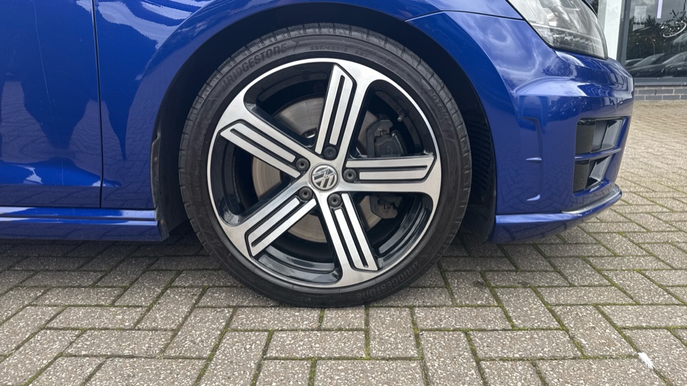 Volkswagen Golf 2.0 TSI R 5dr DSG Petrol Hatchback - Image 27