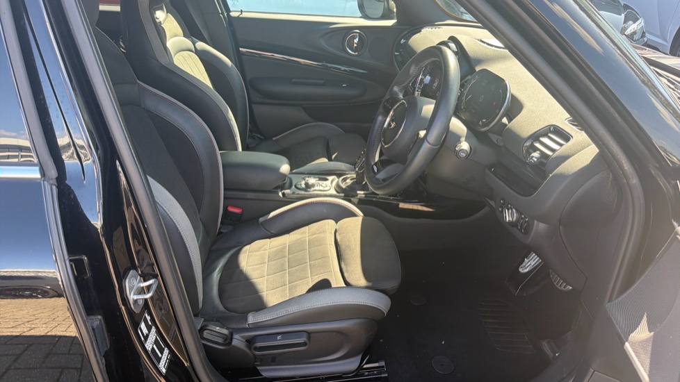 MINI Clubman 1.5 Cooper Shadow Edition 6dr Petrol Estate - Image 11