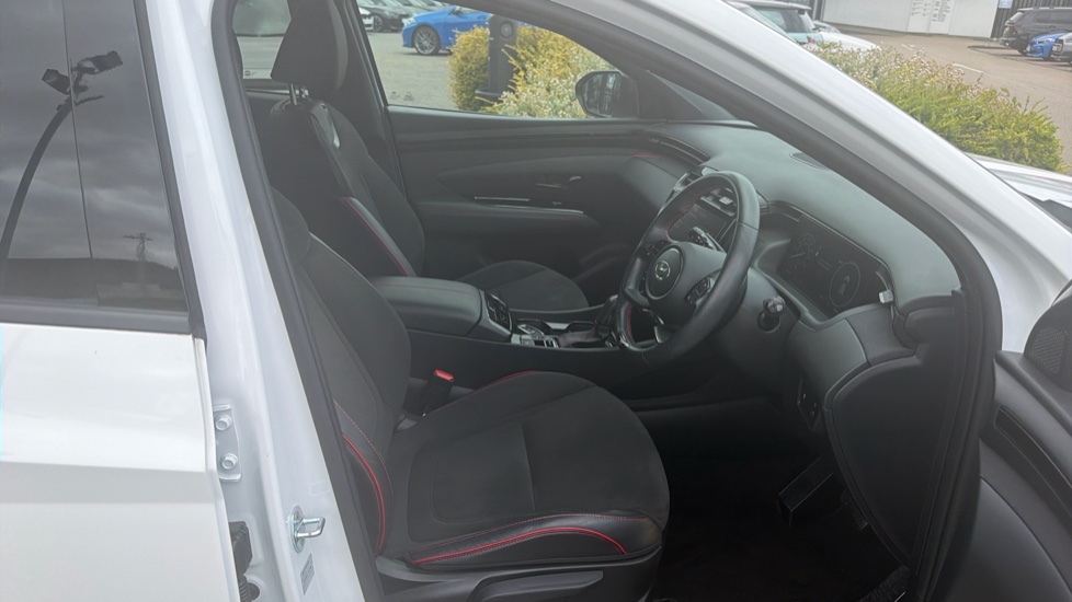 Hyundai TUCSON 1.6 TGDi 48V MHD N Line 5dr 2WD DCT Petrol Estate - Image 11