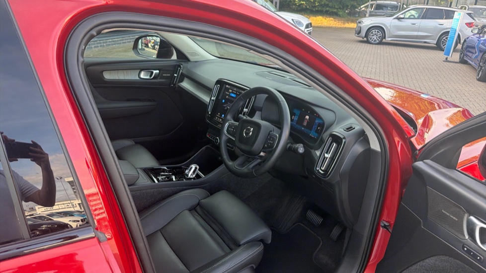 Volvo XC40 2.0 B4P Ultra Dark 5dr Auto Petrol Estate - Image 6