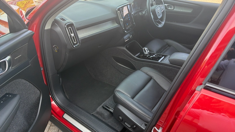 Volvo XC40 2.0 B4P Ultra Dark 5dr Auto Petrol Estate - Image 7