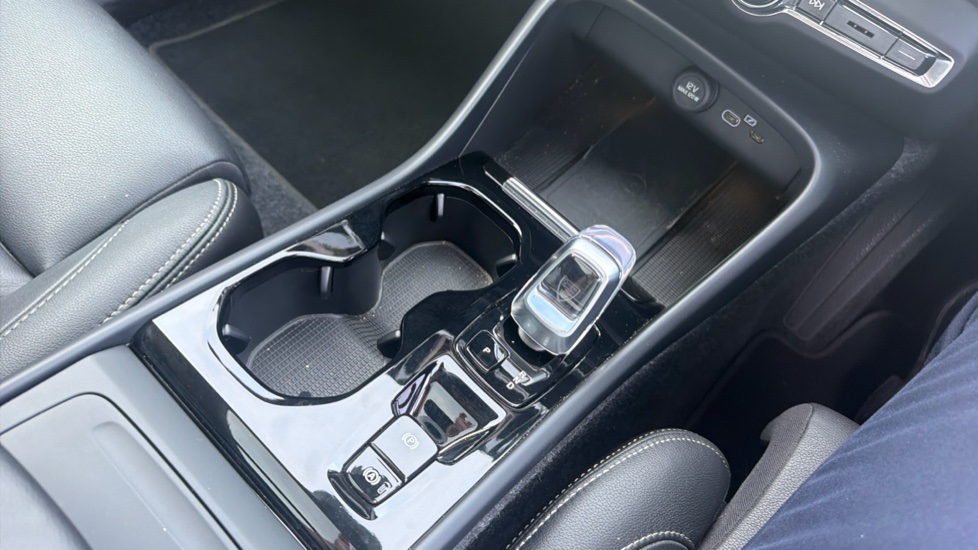 Volvo XC40 2.0 B4P Ultra Dark 5dr Auto Petrol Estate - Image 10