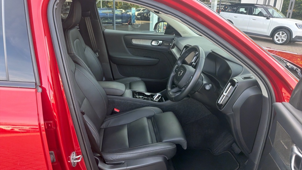 Volvo XC40 2.0 B4P Ultra Dark 5dr Auto Petrol Estate - Image 11