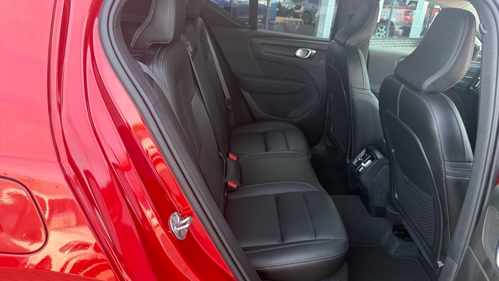 Volvo XC40 2.0 B4P Ultra Dark 5dr Auto Petrol Estate - Image 12