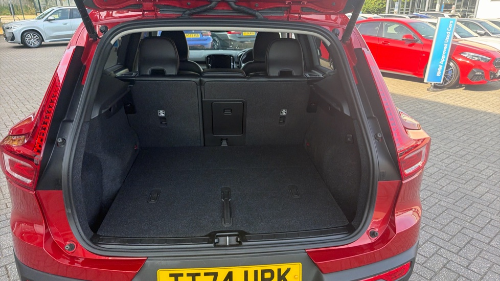 Volvo XC40 2.0 B4P Ultra Dark 5dr Auto Petrol Estate - Image 13