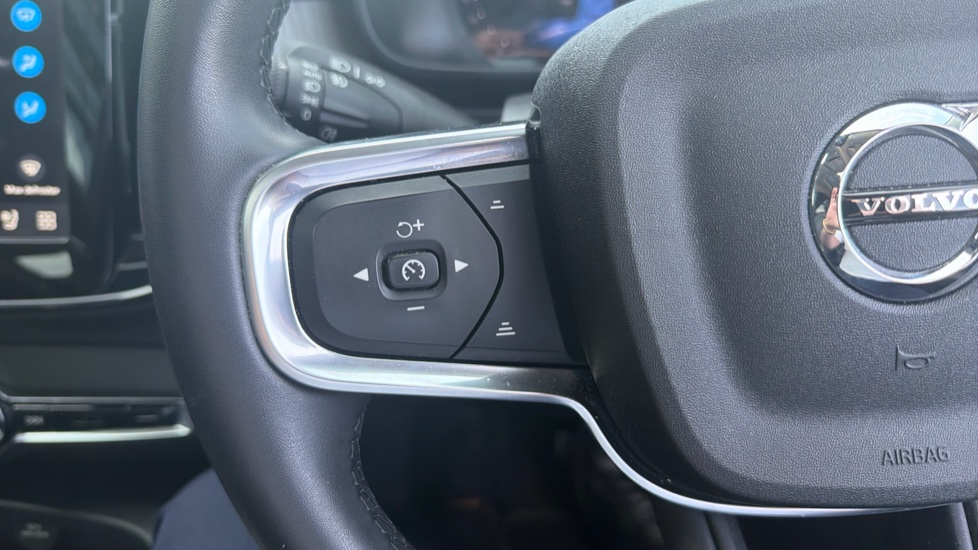 Volvo XC40 2.0 B4P Ultra Dark 5dr Auto Petrol Estate - Image 17