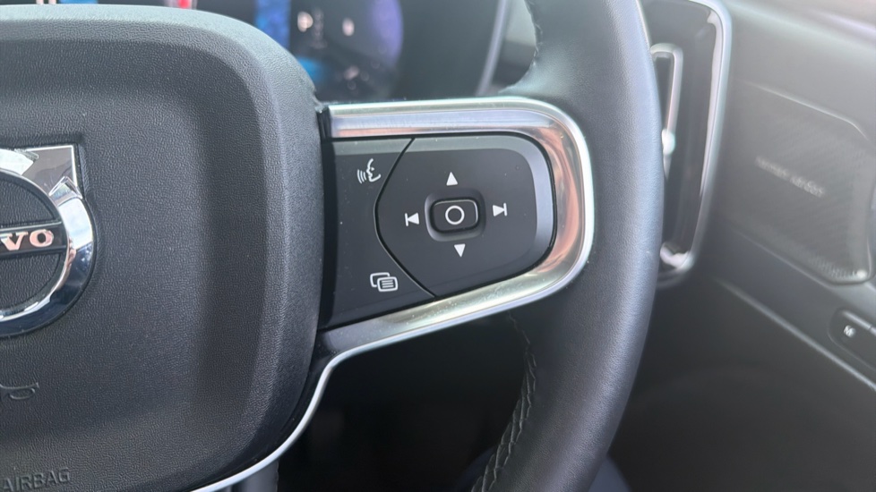 Volvo XC40 2.0 B4P Ultra Dark 5dr Auto Petrol Estate - Image 18