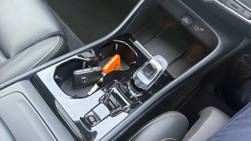 Volvo XC40 2.0 B4P Ultra Dark 5dr Auto Petrol Estate - Image 19
