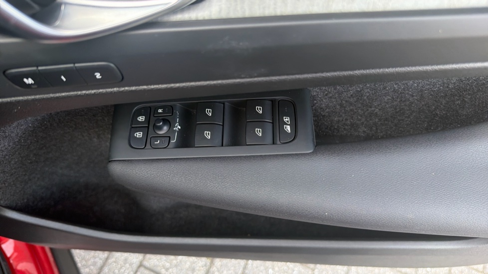 Volvo XC40 2.0 B4P Ultra Dark 5dr Auto Petrol Estate - Image 25