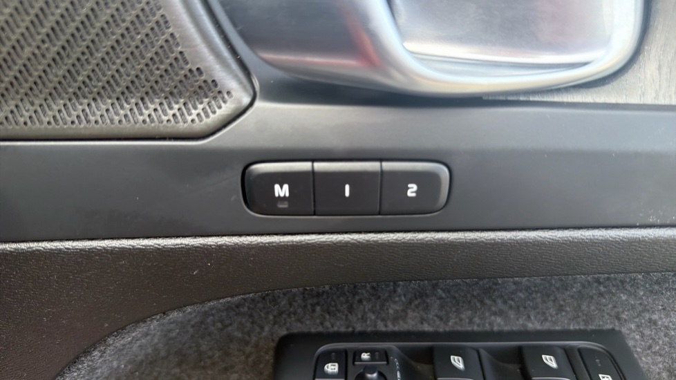 Volvo XC40 2.0 B4P Ultra Dark 5dr Auto Petrol Estate - Image 28