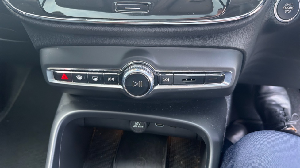 Volvo XC40 2.0 B4P Ultra Dark 5dr Auto Petrol Estate - Image 31