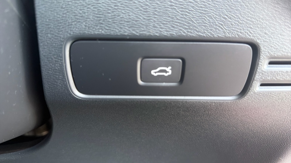 Volvo XC40 2.0 B4P Ultra Dark 5dr Auto Petrol Estate - Image 34