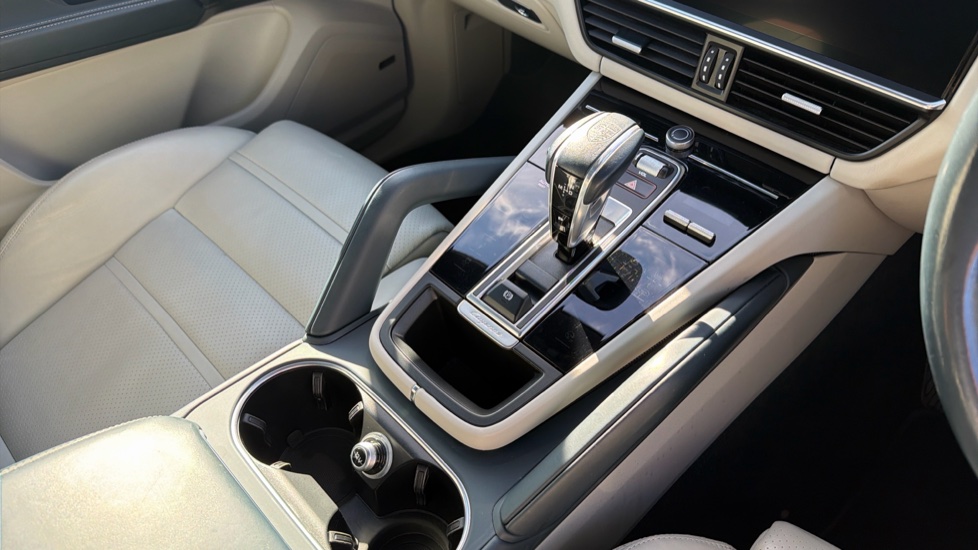 Porsche Cayenne Platinum Edition 5dr Tiptronic S Petrol Estate - Image 10