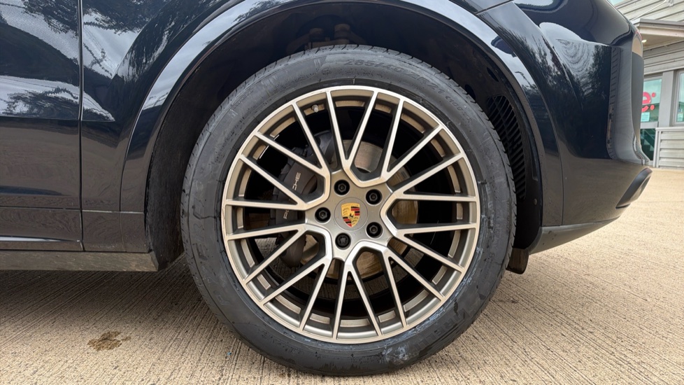 Porsche Cayenne Platinum Edition 5dr Tiptronic S Petrol Estate - Image 14