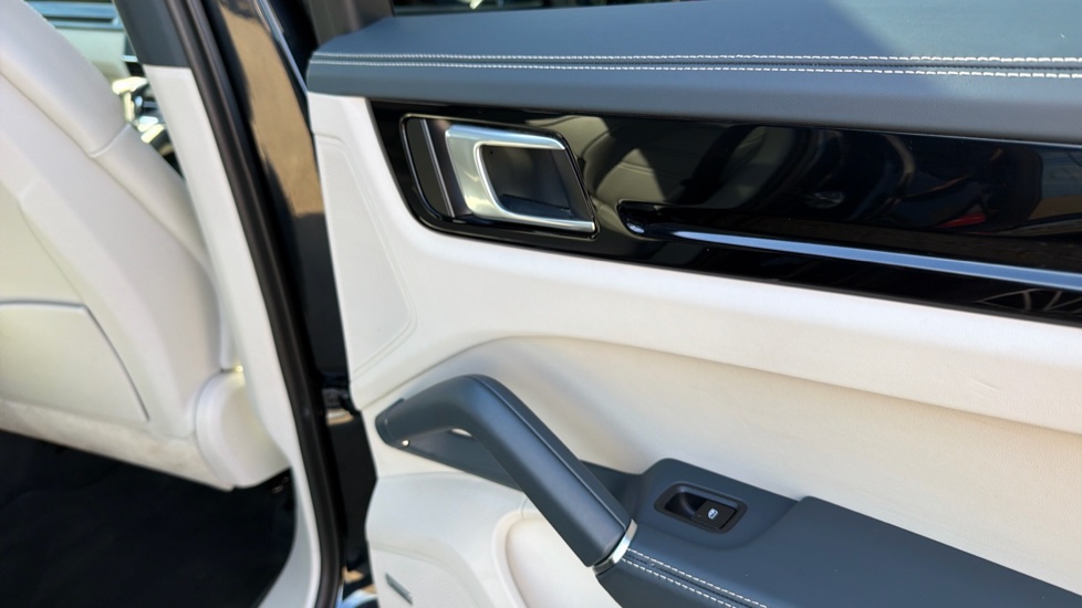 Porsche Cayenne Platinum Edition 5dr Tiptronic S Petrol Estate - Image 31