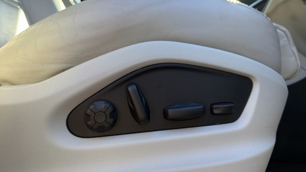 Porsche Cayenne Platinum Edition 5dr Tiptronic S Petrol Estate - Image 32