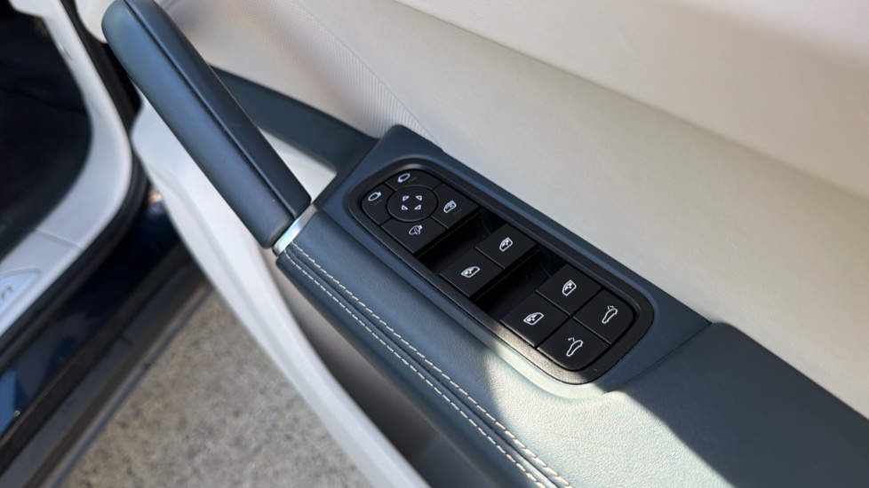 Porsche Cayenne Platinum Edition 5dr Tiptronic S Petrol Estate - Image 34
