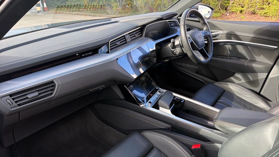 Audi Q8 250kW 50 Quattro 95kWh S Line 5dr Auto Electric Estate - Image 7