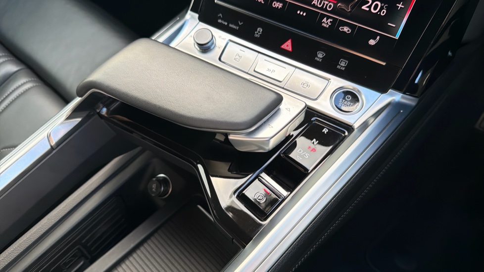 Audi Q8 250kW 50 Quattro 95kWh S Line 5dr Auto Electric Estate - Image 19