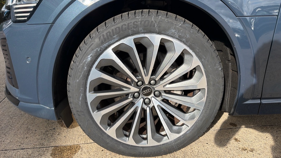 Audi Q8 250kW 50 Quattro 95kWh S Line 5dr Auto Electric Estate - Image 27