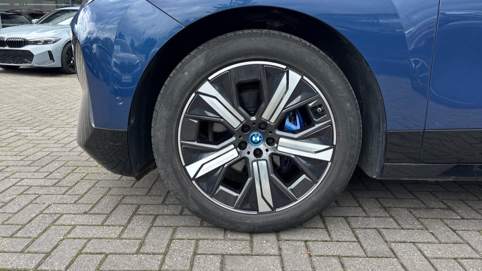 BMW iX 240kW xDrive40 M Sport 76.6kWh 5dr Auto Electric Estate - Image 33