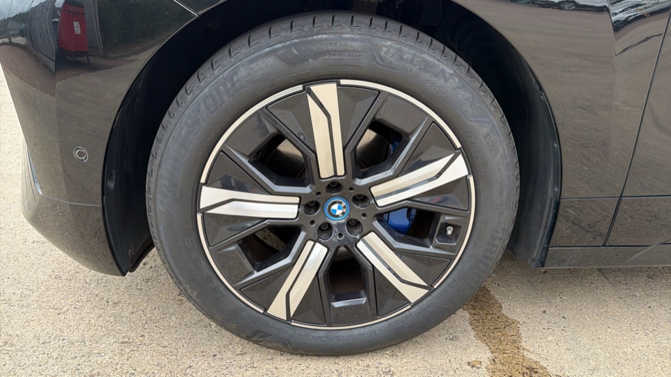 BMW iX 240kW xDrive40 M Sport 76.6kWh 5dr Auto Electric Estate - Image 26