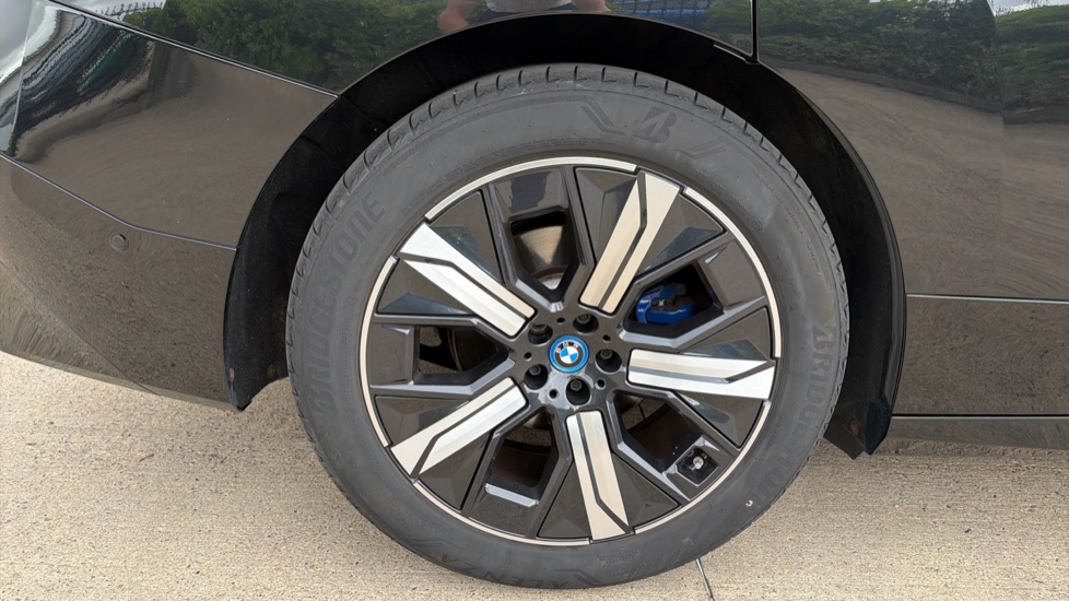 BMW iX 240kW xDrive40 M Sport 76.6kWh 5dr Auto Electric Estate - Image 32