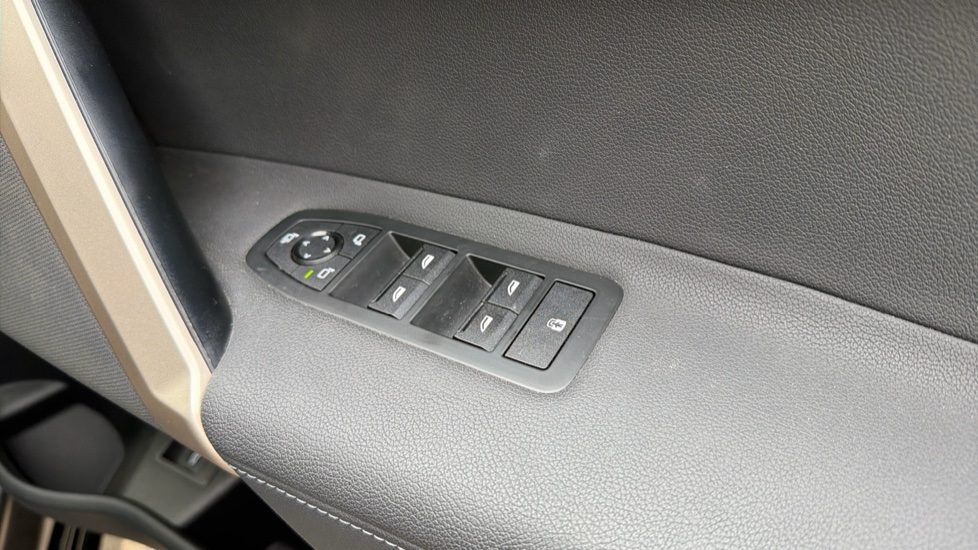BMW iX 240kW xDrive40 M Sport 76.6kWh 5dr Auto Electric Estate - Image 36
