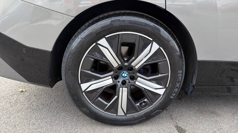 BMW iX 240kW xDrive40 M Sport 76.6kWh 5dr Auto Electric Estate - Image 31