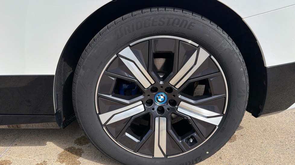 BMW iX 240kW xDrive40 M Sport 76.6kWh 5dr Auto Electric Estate - Image 29