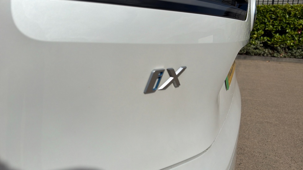 BMW iX 240kW xDrive40 M Sport 76.6kWh 5dr Auto Electric Estate - Image 31