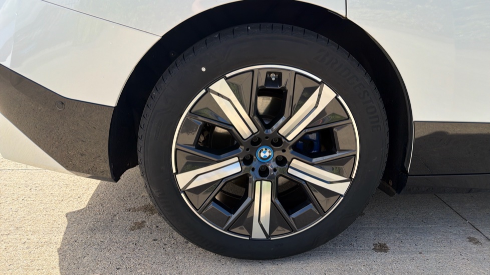BMW iX 240kW xDrive40 M Sport 76.6kWh 5dr Auto Electric Estate - Image 33